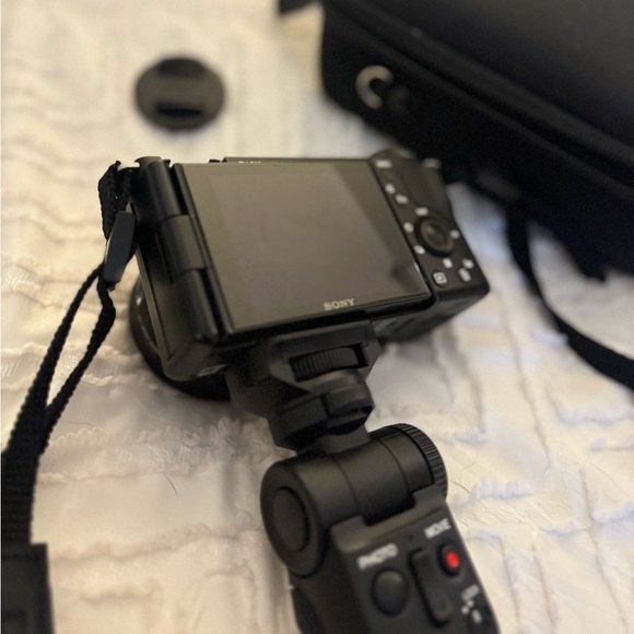 Sony Alpha ZV-E10 Mirrorless Vlog Camera Kit - Black w/ accessories included! - Picture 6 of 16